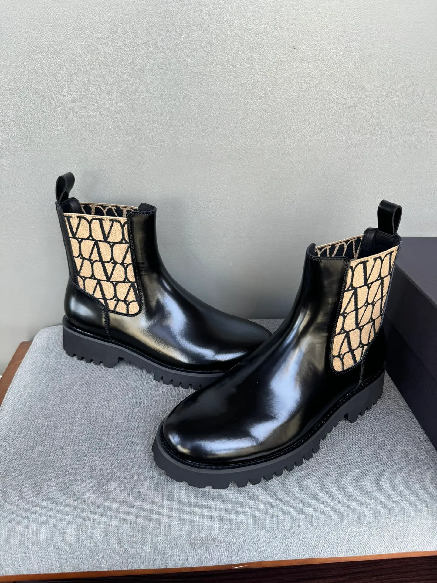 [Valentino] Top P: 1000💰 Size: Men 39-44 (45 customized) Valentino VLTN casual shoes 2025 latest winter series, original 1:1 development Casual men's leather shoes Made with heavy investment, shoes and boots are made of imported cowhide that is not easy to deform, black cowhide lining, original foam outsole, black open edge beads, black suede, brown suede Factory craftsmanship, perfect products are only prepared for you who know taste! Any comparison is welcome!